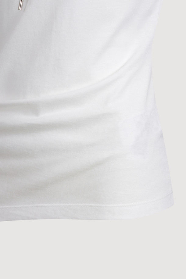 넥 리본 스트링 티셔츠는 부드러운 면 소재로 제작되어 편안한 착용감을 선사합니다. 얇은 두께감으로 봄, 여름 시즌에 시원하게 입기 좋으며, 베이직하고 캐주얼한 스타일을 연출합니다. 넥 라인 스트링 디테일이 여성스러운 포인트를 더하고, 뒷면 레터링 자수와 사선 밑단 디자인으로 밋밋함을 덜었습니다. 데이트룩, 쇼핑룩 등 다양한 TPO에 활용하기 좋은 레귤러핏의 화이트 티셔츠입니다. 캐주얼, 미니멀, 클래식 스타일을 선호하는 여성분들께 추천합니다.
