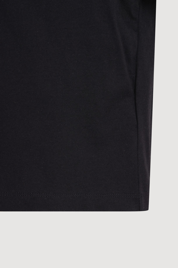 블랙 색상의 백 프린트 크롭 반소매 티셔츠입니다. 부드러운 면 소재로 제작되어 편안한 착용감을 선사하며, 캐주얼하고 미니멀한 스타일을 연출합니다. 라운드넥 디자인에 크롭 기장으로 트렌디함을 더했습니다. 일상생활은 물론, 동네 마실룩이나 카페룩으로 활용하기 좋습니다. 뒷면에 프린팅된 로고가 포인트인 티셔츠입니다.
