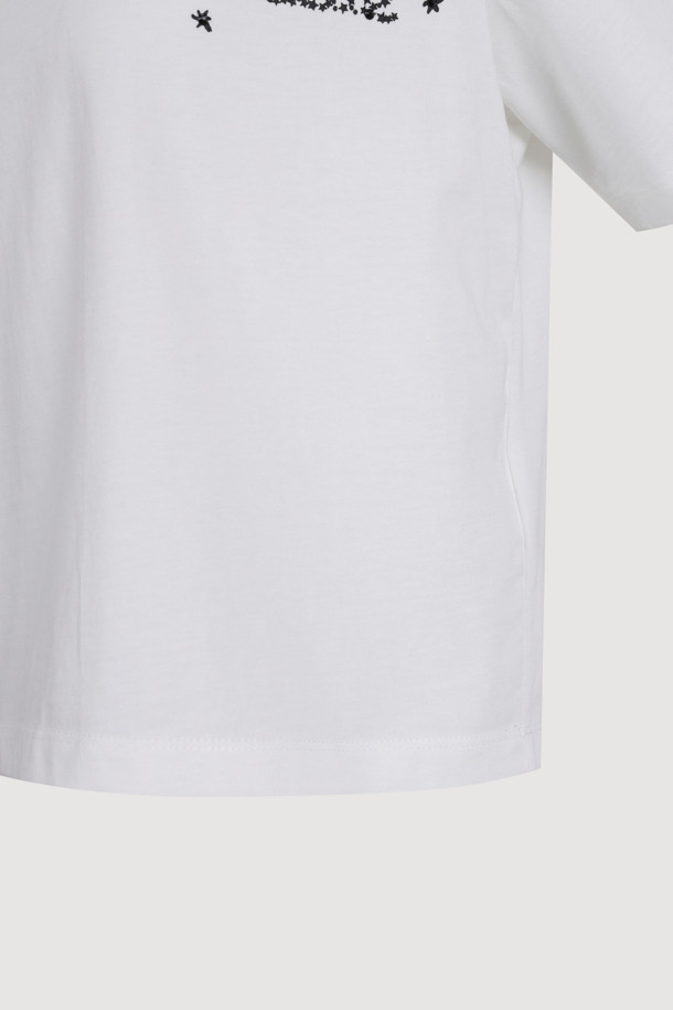 **백 프린트 크롭 반소매 티셔츠**는 부드러운 면 소재로 제작되어 편안한 착용감을 선사합니다. 캐주얼한 스타일의 여성 의류로, 일상생활에서 활용하기 좋으며, 동네 마실룩이나 여행룩에 적합합니다. 라운드넥 디자인에 크롭 기장으로 트렌디함을 더하고, 뒷면에 로고 프린트가 돋보이는 디자인입니다. 미니멀, 클래식 스타일을 선호하는 분들께 추천하며, 여름 시즌에 시원하게 입을 수 있는 반소매 티셔츠입니다.
