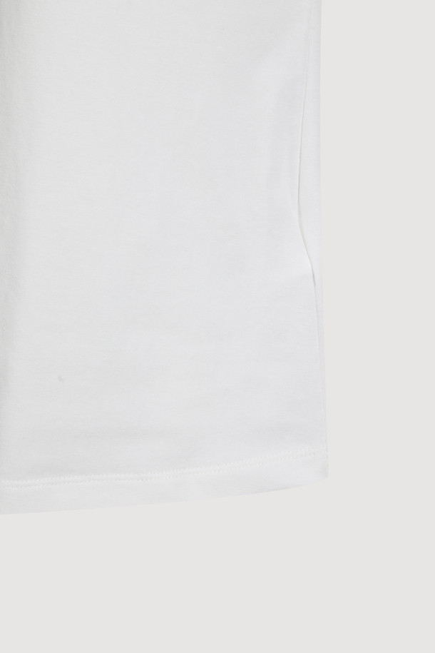 홀 솔리드 반소매 티셔츠는 데일리룩을 위한 베이직 스타일의 아이템입니다. 여름 시즌에 적합하며, 면 소재로 제작되어 편안한 착용감을 제공합니다. 레귤러핏에 라운드넥 디자인으로, 동네 마실룩이나 여행룩에 활용하기 좋습니다. 홀 디자인과 심볼 장식이 포인트이며, 신축성이 있어 활동성을 높였습니다. 캐주얼, 미니멀, 클래식 스타일을 모두 소화할 수 있는 활용도 높은 반소매 티셔츠입니다.
