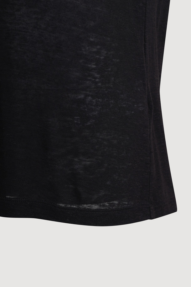 유넥 슬럽 티셔츠는 일상에서 편안하게 착용하기 좋은 공용 티셔츠입니다. 부드러운 슬럽 소재로 제작되어 얇고 가벼운 착용감을 제공하며, 봄, 여름 시즌에 시원하게 입을 수 있습니다. 레귤러 핏으로 제작되어 다양한 스타일 연출에 용이하며, U넥 디자인으로 세련된 느낌을 더했습니다. 블랙 컬러에 로고 패치 디테일이 더해져 베이직하면서도 빈티지한 무드를 연출합니다. 동네 마실룩이나 여행룩 등 캐주얼, 미니멀, 클래식 스타일 모두 소화 가능한 활용도 높은 아이템입니다.
