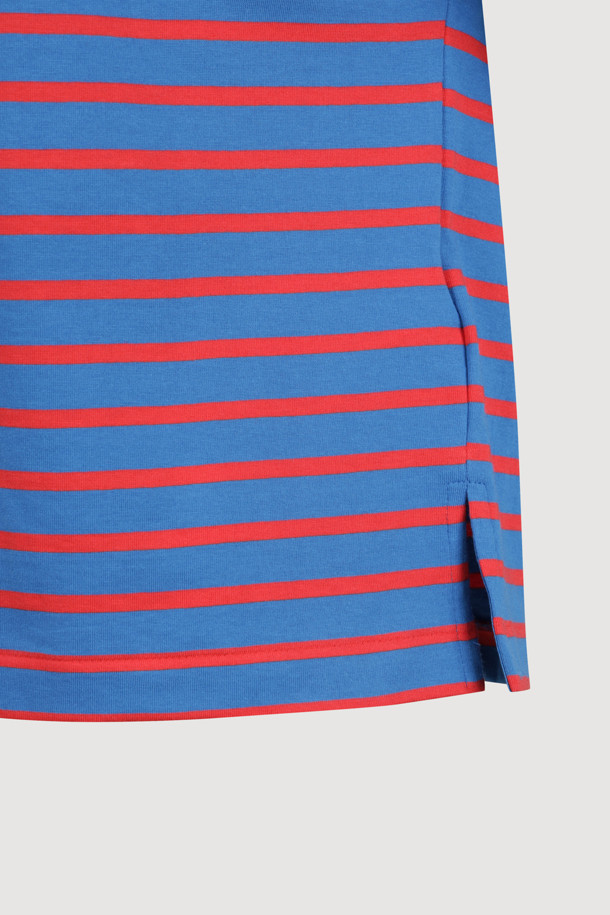 스트라이프 박시 핏 반소매 티셔츠는 산뜻한 스트라이프 패턴과 박시 핏으로 편안함과 스타일을 동시에 잡았습니다. 부드러운 면 소재로 제작되어 얇고 가벼운 착용감을 선사하며, 봄, 여름 시즌 데일리룩으로 제격입니다. 라운드넥 디자인에 레드, 블루 두 가지 컬러로 출시되어 취향에 맞게 선택할 수 있습니다. 슈에뜨 뱃지 장식이 포인트로 더해져 캐주얼하면서도 미니멀한 스타일을 연출하며, 동네 마실룩, 봄 소풍룩, 여행룩 등 다양한 TPO에 활용하기 좋습니다. 통기성이 좋아 쾌적하게 착용 가능합니다.
