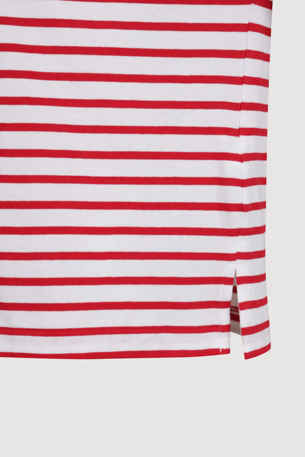 레드와 화이트 컬러의 스트라이프 패턴이 돋보이는 박시 핏 반소매 티셔츠입니다. 봄, 여름 시즌에 어울리는 얇은 두께감과 부드러운 면 소재로 제작되어 편안한 착용감을 선사합니다. 라운드넥 디자인에 슈에뜨 뱃지 디테일을 더하여 캐주얼하면서도 미니멀한 스타일을 연출합니다. 동네 마실룩이나 봄 소풍룩으로 활용하기 좋은 아이템입니다. 여성 고객을 위한 상의입니다.
