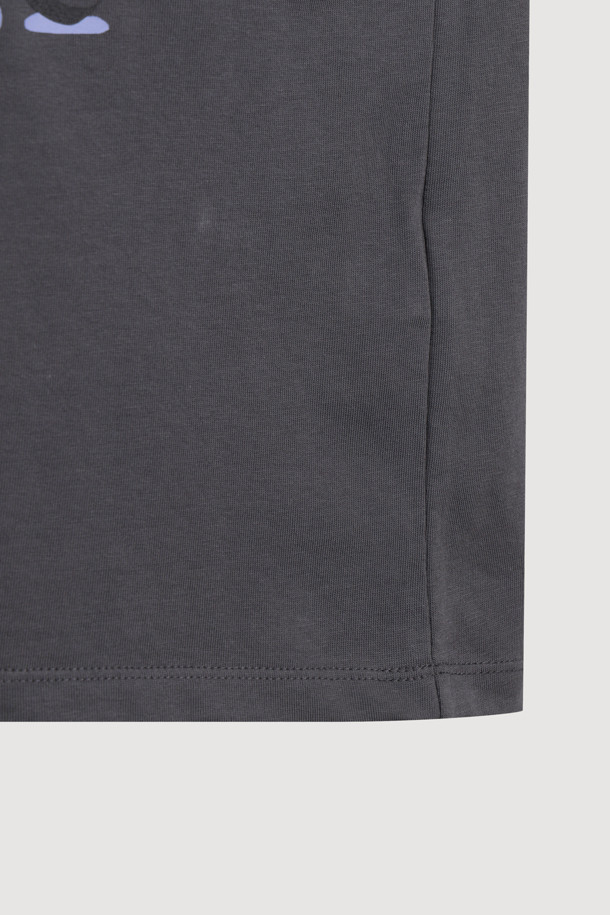 블랙 컬러의 개 프린팅 반팔 티셔츠입니다. 면 소재로 제작되어 부드러운 촉감을 선사하며, 일상생활에서 편안하게 착용하기 좋습니다. 캐주얼하고 미니멀한 스타일을 연출하며, 라운드넥과 레귤러핏으로 디자인되어 있습니다. 봄, 여름 시즌에 동네 마실룩이나 여행룩으로 활용하기 좋은 아이템입니다. 리브 짜임 넥라인으로 마감하여 퀄리티를 높였습니다.
