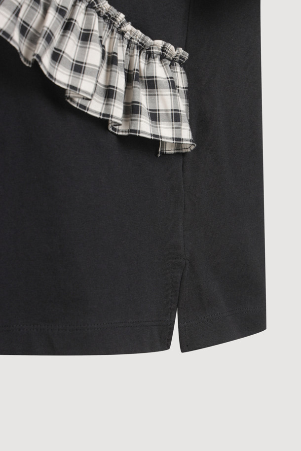 체크 프릴 라인 티셔츠는 여성스러운 스타일을 연출하는 데 제격입니다. 부드러운 면 소재로 제작되어 편안한 착용감을 선사하며, 봄, 여름 계절에 시원하게 입을 수 있습니다. 라운드 넥과 루즈핏으로 활동성을 높였고, 밑단 트임과 프릴 디테일이 페미닌한 무드를 더합니다. 데이트룩, 쇼핑룩 등 다양한 TPO에 로맨틱, 미니멀, 클래식 스타일로 소화하기 좋습니다. 반소매 디자인과 블랙 컬러로 어떤 하의와도 잘 어울립니다.
