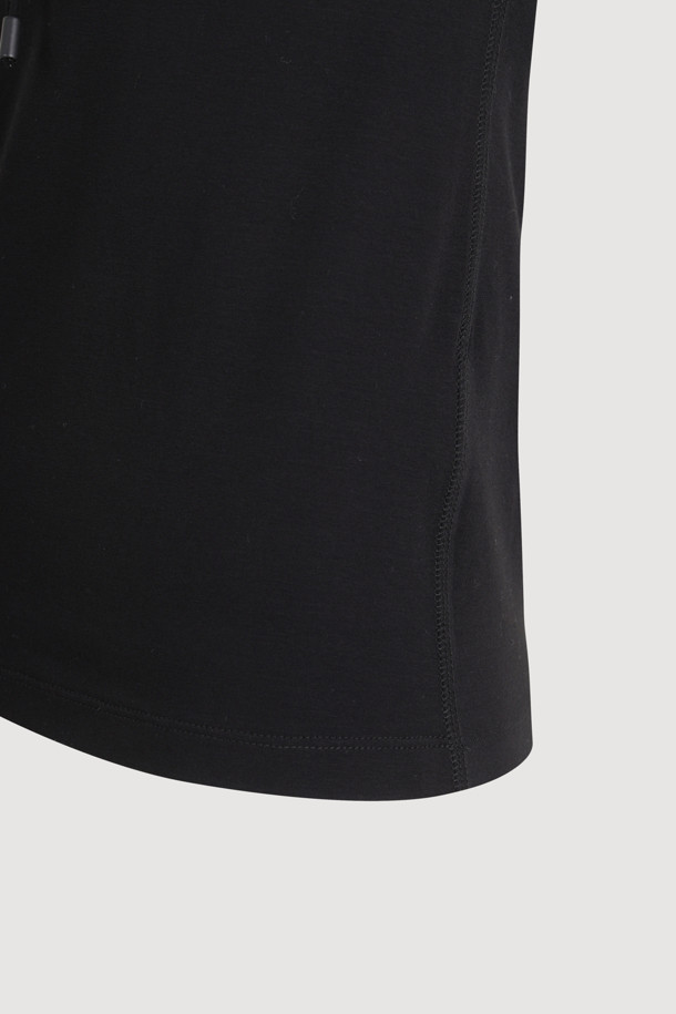 넥 스트랩 포인트 티셔츠는 면 소재로 제작되어 부드러운 촉감이 특징이며, 봄, 여름 시즌에 착용하기 좋습니다. 라운드넥에 슬림핏으로 디자인되어 미니멀, 캐주얼, 클래식 스타일을 선호하는 분들께 추천합니다. 탈착 가능한 넥 스트랩이 있어 다양한 연출이 가능하며, 소매 로고 라벨이 포인트입니다. 데이트룩, 카페룩 등 일상에서의 스타일링에 활용하기 좋은 베이직한 무드의 티셔츠입니다. 블랙 컬러의 무지 디자인으로 어떤 옷에도 쉽게 매치할 수 있습니다.
