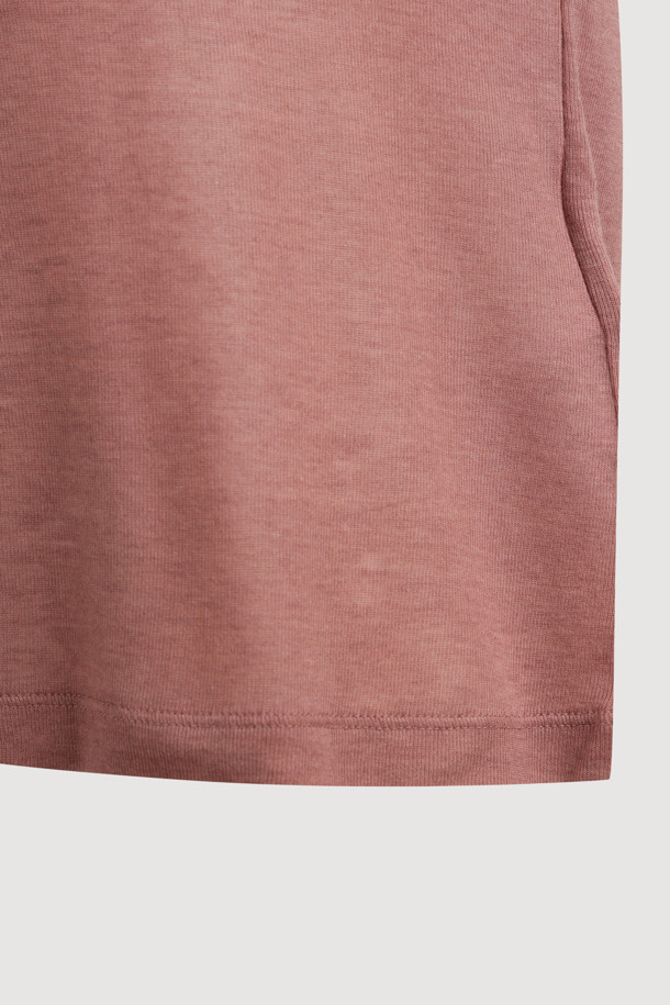 로고 라벨 포인트 티셔츠는 여성스러운 매력을 더해 줄 핑크 컬러의 티셔츠입니다. 봄, 가을 시즌에 어울리는 얇은 두께감과 부드러운 촉감의 시스루 소재로 제작되어 은은한 분위기를 연출합니다. 베이직한 디자인에 로고 패턴 포인트를 더해 미니멀, 캐주얼, 걸리시 스타일을 모두 소화할 수 있습니다. 슬림핏과 긴 소매 기장으로 여성스러운 실루엣을 강조하며, 라운드넥 디자인은 데이트룩에 적합합니다.
