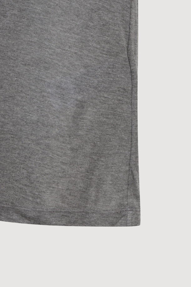 로고 라벨 포인트 티셔츠는 여성용 의류로, 베이직하면서 미니멀한 스타일을 추구하는 분들을 위한 긴소매 티셔츠입니다. 부드러운 면 소재에 슬림핏으로 제작되어 편안한 착용감을 선사하며, 그레이 컬러가 어떤 옷에도 잘 어울립니다. 라운드넥 디자인으로 깔끔한 느낌을 주며, 얇은 두께감과 시스루 소재를 사용하여 은은한 포인트를 더했습니다. 봄, 가을 계절에 활용하기 좋으며, 미니멀, 클래식, 캐주얼 스타일을 모두 소화할 수 있습니다.
