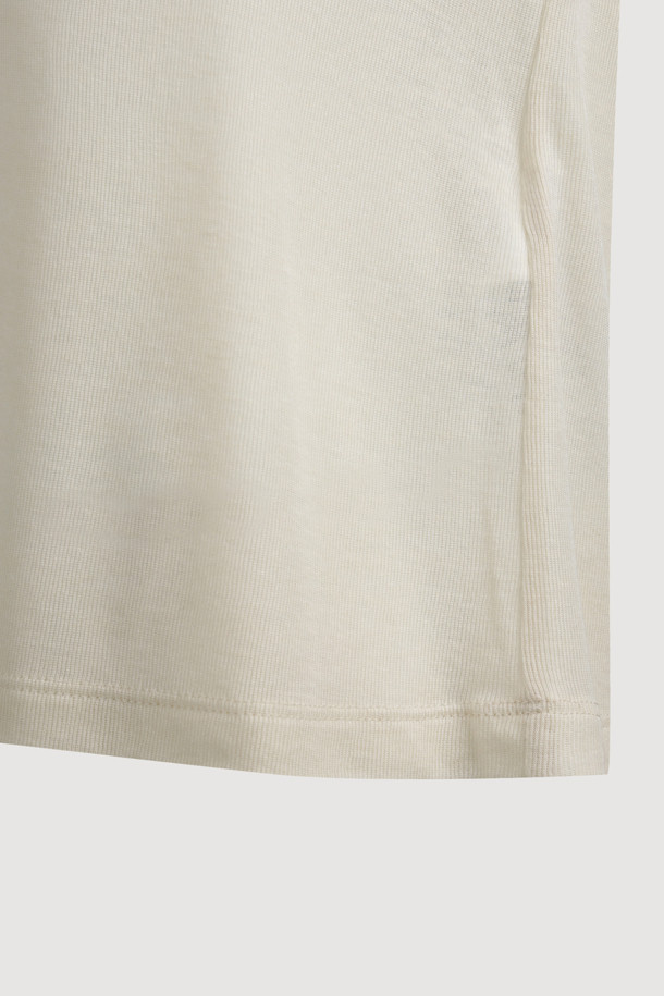 로고 라벨 포인트 티셔츠는 여성용으로, 아이보리 컬러의 슬림핏 긴소매 티셔츠입니다. 라운드넥 디자인에 얇은 두께감으로, 사계절 내내 데일리하게 착용하기 좋습니다. 심플하고 베이직한 스타일로 미니멀, 클래식한 무드를 연출합니다. 시스루 디테일이 돋보이며 부드러운 촉감을 선사합니다.
