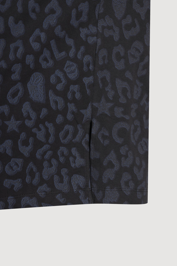 레오파드 벨벳 포인트 티셔츠는 여성스러운 매력을 더하는 캐주얼 스타일의 크롭 티셔츠입니다. 부드러운 촉감의 벨벳 소재와 오버핏 디자인으로 편안한 착용감을 선사하며, 봄, 여름 시즌에 적합합니다. 블랙 컬러 바탕에 레오파드, 별, 로고 패턴이 돋보이며, 라운드넥과 반소매 디자인으로 시원함을 더했습니다. 특히, 스터드 장식이 포인트로 들어가 데이트룩에 포인트를 주기 좋습니다. 아울렛 전용 제품으로, 특별한 가격에 만나보세요.
