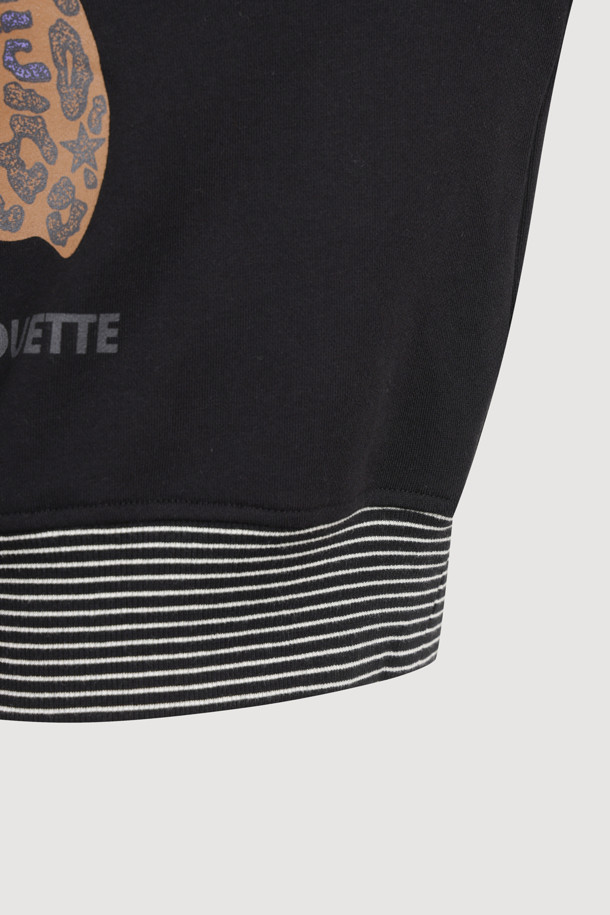 Leopard Chouette (레오파드 슈에뜨) 티셔츠는 여성 의류로, 캐주얼, 미니멀, 클래식 스타일을 선호하는 분들을 위한 사계절용 긴 소매 티셔츠입니다. 블랙 컬러에 오버핏으로 편안하게 착용 가능하며, 밑단 스트라이프 배색과 슈에뜨 프린팅이 돋보이는 디자인입니다. 라운드넥으로 제작되었으며, 끝단 리브 마감 처리가 되어 있어 안정감을 더했습니다. 데이트룩, 카페룩 등 다양한 일상 TPO에 활용하기 좋은 아이템입니다.
