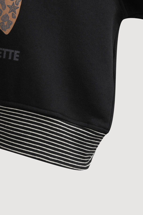 레오파드 슈에뜨 티셔츠는 여성스러운 캐주얼 스타일을 연출하는 긴소매 크롭 티셔츠입니다. 부드러운 면 소재에 레오파드, 스트라이프 패턴과 프린트가 더해져 트렌디함을 살렸습니다. 라운드넥 디자인과 오버핏으로 편안한 착용감을 제공하며, 밑단 리브 마감과 넓은 암홀 디테일이 돋보입니다. 동네 마실룩이나 카페룩으로 활용하기 좋으며, 미니멀, 레트로 스타일을 즐겨 입는 분들께 추천합니다. 봄, 가을 시즌에 적합하며, 데일리룩에 포인트를 더해줄 아이템입니다.
