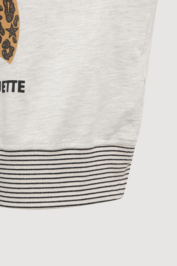 레오파드 슈에뜨 티셔츠는 여성용 티셔츠로, 캐주얼한 일상룩에 적합합니다. 부드러운 면 소재에 오버핏으로 편안한 착용감을 선사하며, 라운드넥과 긴 소매 디자인입니다. 화이트와 베이지 두 가지 색상으로 출시되었으며, 레오파드, 스트라이프, 슈에뜨 프린팅, 밑단 스트라이프 배색이 돋보이는 디자인입니다. 동네 마실룩이나 카페룩에 미니멀하고 클래식한 스타일을 더해줍니다.
