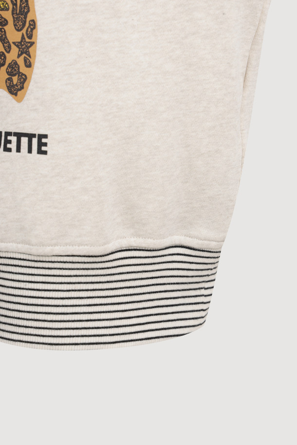 레오파드 슈에뜨 티셔츠는 아이보리, 블랙 두 가지 색상으로 만나볼 수 있는 여성 긴소매 티셔츠입니다. 캐주얼한 스타일을 연출하기 좋으며, 봄, 가을 시즌에 적합합니다. 면 소재로 제작되어 편안한 착용감을 선사하며, 오버핏 디자인과 라운드넥으로 편안함을 더했습니다. 밑단 리브 마감과 슈에뜨 프린팅으로 포인트를 주어 동네 마실룩, 산책룩 등 다양한 TPO에 활용하기 좋습니다.
