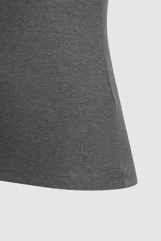 슈에뜨 패치 터틀넥 티셔츠는 부드러운 면 소재로 제작되어 편안한 착용감을 선사합니다. 베이직한 디자인에 패치 디테일이 더해져 미니멀, 클래식, 캐주얼 스타일을 모두 소화할 수 있습니다. 슬림핏과 긴 소매 기장으로 겨울 데일리룩과 집콕룩 모두에 활용하기 좋습니다. 그레이 컬러와 골조직 소재의 조화가 세련된 느낌을 줍니다. 터틀넥 디자인으로 보온성을 높여 가을, 겨울 시즌에 따뜻하게 입을 수 있습니다.
