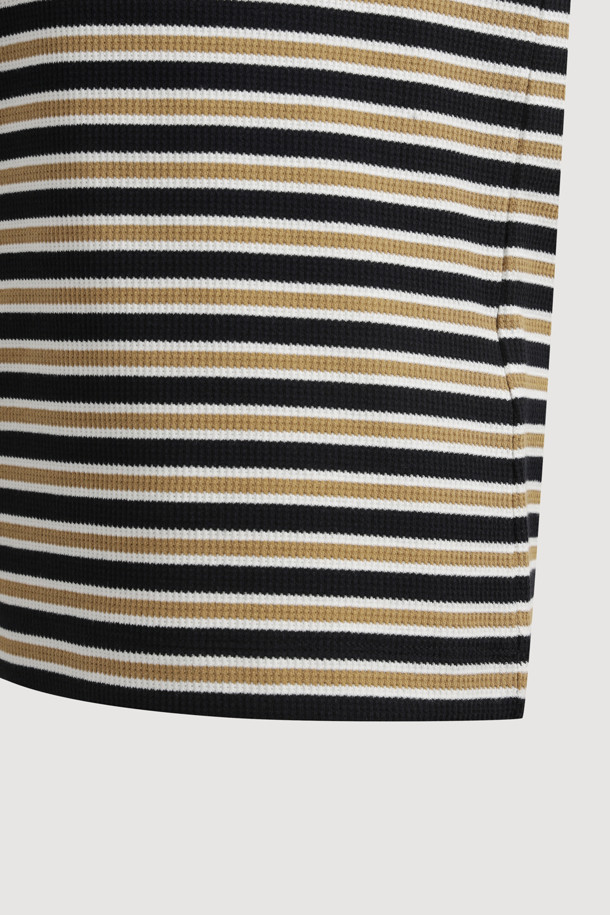 프릴 라인 스트라이프 티셔츠는 여성용 상의로, 부드러운 면과 스판덱스 혼방 소재로 제작되어 편안한 착용감을 선사합니다. 라운드넥 디자인에 레귤러핏으로 제작되었으며, 봄, 가을 시즌에 적합합니다. 얇은 두께감으로 가볍게 착용하기 좋으며, 긴 소매와 베이직한 스트라이프 패턴이 특징입니다. 블랙, 베이지 두 가지 컬러로 출시되어 다양한 스타일 연출이 가능하며, 캐주얼, 미니멀, 클래식 무드를 즐길 수 있습니다.
