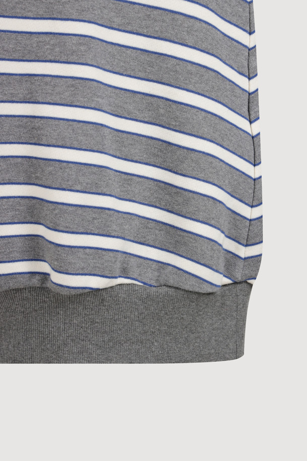 프릴 라인 스트라이프 티셔츠 (그레이)는 캐주얼, 미니멀, 클래식 스타일을 즐기는 여성분들을 위한 아이템입니다. 봄, 가을에 어울리는 긴 소매의 레귤러핏 티셔츠로, 라운드넥 디자인에 프릴 디테일이 더해져 여성스러운 무드를 연출합니다. 면 소재로 제작되어 편안한 착용감을 제공하며, 데이트룩이나 카페룩과 같은 일상적인 TPO에 활용하기 좋습니다. 그레이 컬러의 스트라이프 패턴이 세련된 느낌을 더하며, 리브 마감으로 깔끔하게 마무리되었습니다.
