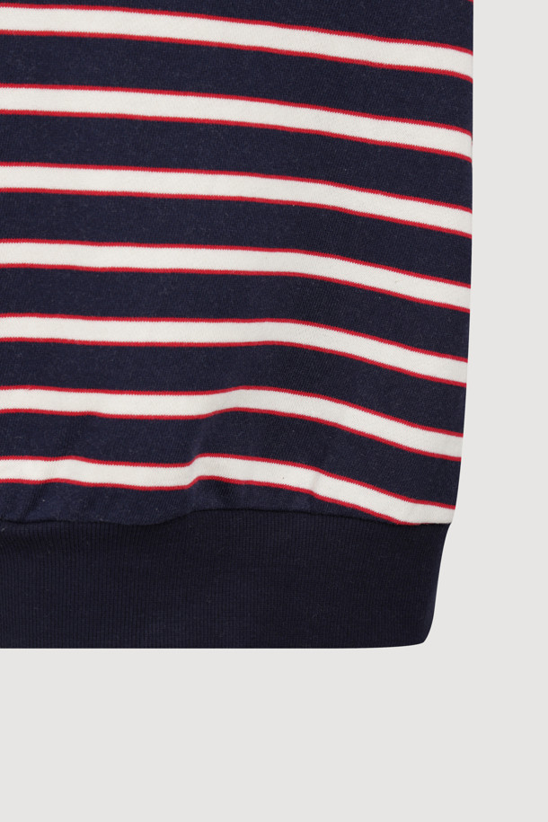 다크 네이비 색상의 Frill Line Stripe 티셔츠입니다. 라운드넥 디자인에 긴 소매 기장으로 제작되어 봄, 가을 간절기에 적합합니다. 부드러운 촉감과 신축성이 돋보이며, 프릴 디테일이 여성스러운 포인트를 더합니다. 캐주얼, 미니멀, 클래식 스타일을 즐겨 입는 분들께 추천하며, 동네 마실룩, 산책룩으로 편안하게 연출하기 좋습니다. 스트라이프 패턴이 경쾌한 느낌을 줍니다.
