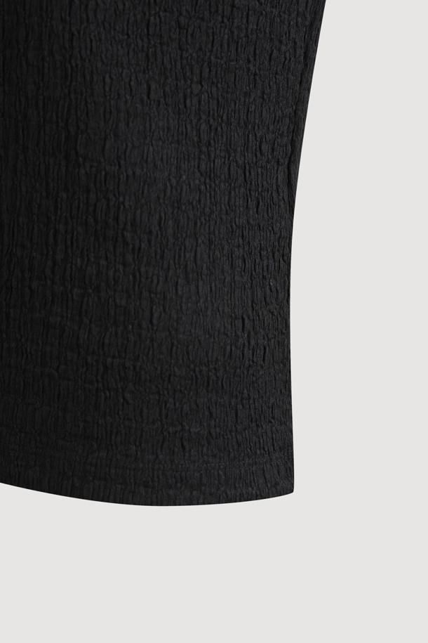 블랙 컬러의 린클 프릴 헴 티셔츠입니다. 부드러운 면 소재로 제작되어 봄, 가을에 착용하기 좋으며, 슬림핏 디자인으로 여성스러운 실루엣을 연출합니다. 하프넥과 긴 소매 기장으로 세련된 느낌을 더하며, 크롭 기장으로 트렌디함을 더했습니다. 베이직한 스타일로 데이트룩, 모임룩 등 다양한 TPO에 활용 가능하며, 미니멀, 캐주얼, 클래식 무드를 즐기는 고객에게 적합합니다. 특히 밑단 프릴 디테일이 포인트입니다.
