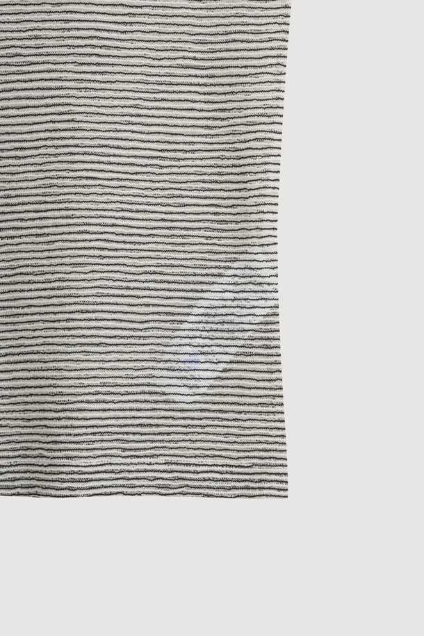 스트라이프 튤 하이넥 티셔츠는 여성의 일상에 베이직하면서도 세련된 포인트를 더해줄 티셔츠입니다. 부드러운 촉감의 튤 소재에 그레이 컬러와 스트라이프 패턴을 더해 은은한 여성스러움을 강조합니다. 하이넥 디자인과 긴 소매, 프릴 소맷단 디테일이 클래식하고 미니멀한 스타일을 완성하며, 데이트룩, 카페룩, 모임룩 등 다양한 TPO에 활용하기 좋습니다. 레귤러핏으로 편안하게 착용 가능하며, 심플한 디자인에 심볼 패치로 포인트를 주어 걸리시한 무드를 더했습니다. 봄, 가을 시즌에 활용하기 좋은 아이템입니다.
