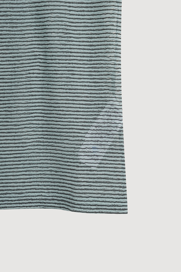 스트라이프 튤 하이넥 티셔츠는 여성 의류로, 봄, 가을에 착용하기 좋습니다. 베이직한 스타일의 레귤러핏 티셔츠로, 그레이 컬러의 스트라이프 패턴이 특징입니다. 튤 소재로 제작되어 부드러운 촉감을 선사하며, 하이넥 디자인과 긴 소매, 프릴 소맷단 디테일이 돋보입니다. 데이트룩, 클래식, 미니멀, 캐주얼 스타일을 연출하기에 적합하며, 심볼 패치가 포인트로 더해졌습니다.
