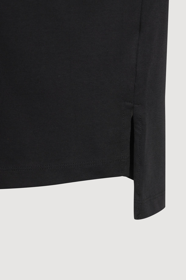 로고 스트랩 하프 슬리브 티셔츠는 부드러운 면 소재로 제작되어 편안한 착용감을 선사합니다. 블랙 컬러의 라운드넥 반소매 티셔츠로, 어깨 부분의 로고 스트랩과 가슴 로고 자수 디테일이 돋보입니다. 밑단 슬릿과 앞뒤 언밸런스 기장 디자인으로 캐주얼하면서도 스포티한 무드를 연출할 수 있습니다. 일상복과 산책룩으로 활용하기 좋으며, 신축성이 있어 활동성을 높여줍니다.
