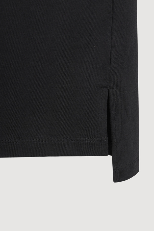 로고 스트랩 하프 슬리브 티셔츠는 스포티하면서도 캐주얼한 스타일을 연출하는 공용 티셔츠입니다. 블랙 컬러의 레귤러핏 티셔츠로, 봄, 여름 시즌에 활용하기 좋습니다. 면 소재로 제작되어 편안한 착용감을 제공하며, 라운드넥에 숄더 로고 스트랩 디테일이 돋보입니다. 가슴 부분의 로고 자수와 앞, 뒤 언밸런스 기장, 사이드 슬릿 디자인이 특징이며, 동네 마실룩이나 여행룩 등 다양한 TPO에 활용 가능합니다. 캐주얼, 스포티, 미니멀 무드를 즐기는 분들께 추천합니다.
