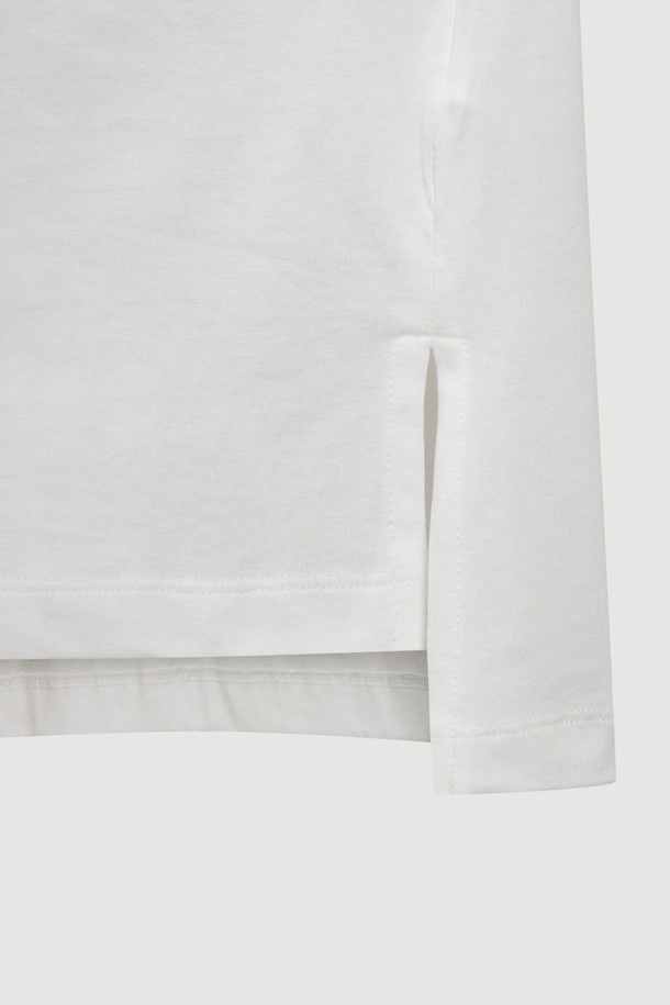 로고 스트랩 하프 슬리브 티셔츠는 부드러운 면 소재로 제작되어 편안한 착용감을 선사합니다. 라운드 넥 라인과 리브 짜임으로 깔끔함을 더하고, 로고 스트랩 장식과 로고 자수 디테일이 스포티한 무드를 연출합니다. 크롭 기장에 앞뒤 언밸런스 디자인으로 트렌디함을 살렸으며, 옆트임 디테일로 활동성을 높였습니다. 봄, 여름 시즌 데일리룩, 여행룩, 봄 소풍룩 등 다양한 TPO에 캐주얼, 미니멀, 스포티 스타일로 활용하기 좋습니다.
