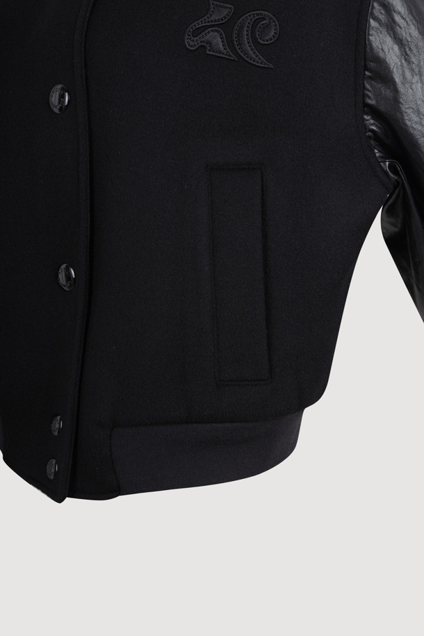 **레더 슬리브 포인트 점퍼 (블랙)**

가을, 겨울 시즌에 착용하기 좋은 레더 슬리브 포인트 점퍼입니다. 울 소재와 가죽 소매 배색이 돋보이며, 부드러운 촉감과 두꺼운 두께감으로 따뜻하게 입을 수 있습니다. 캐주얼, 미니멀, 클래식 스타일을 즐기는 분들께 추천하며, 데일리룩, 모임룩, 데이트룩 등 다양한 TPO에 활용하기 좋습니다. 크롭 기장과 레귤러핏으로 디자인되었으며, 풀 스냅 버튼과 양옆 포켓, 끝단 리브 마감으로 편안함과 활동성을 더했습니다. 무지 디자인으로 어떤 스타일에도 쉽게 매치할 수 있습니다.
