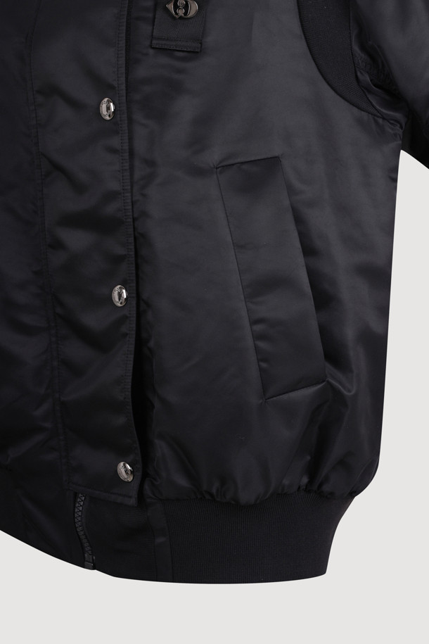 블랙 컬러의 글로시 블루종 점퍼입니다. 나일론 소재로 제작되어 부드러운 촉감을 자랑하며, 봄, 가을 시즌에 적합합니다. 캐주얼, 미니멀, 시티보이 스타일을 즐겨 입는 분들께 추천하며, 무지 패턴과 레귤러핏으로 어떤 옷에도 쉽게 매치할 수 있습니다. 집업과 스냅 버튼으로 여밈이 가능하며, 얇은 두께감으로 간절기에 유용합니다. 양옆 포켓과 리브 짜임 마감 디테일이 돋보이는 데일리 점퍼입니다.
