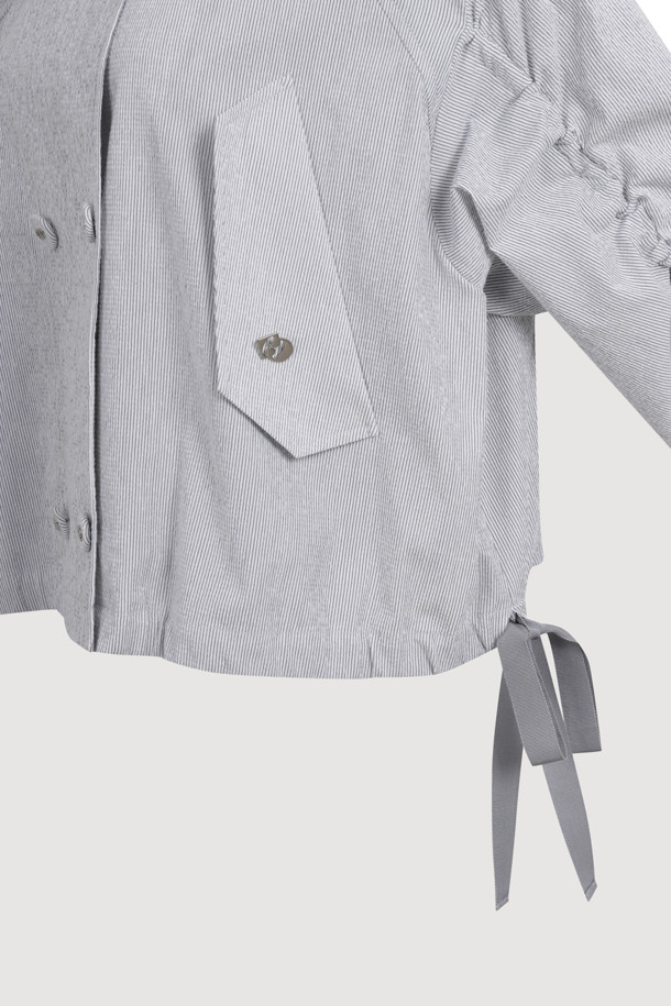 캐주얼 더블 점퍼 (라이트 화이트)는 여성스러운 무드를 자아내는 클래식하고 러블리한 스타일의 점퍼입니다. 봄, 가을에 어울리는 루즈핏 디자인으로, 더블 버튼 여밈과 긴소매, 슬리브 밴딩 셔링 디테일로 포인트를 더했습니다. 양 사이드 포켓과 밑단 리본 디테일이 돋보이며, 데이트룩, 카페룩, 모임룩 등 다양한 TPO에 활용하기 좋습니다. 미니멀하면서도 걸리시한 스타일을 연출할 수 있는 매력적인 아이템입니다. 
