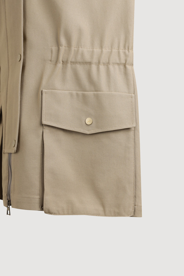 가죽 칼라 스트링 점퍼는 베이지, 블랙 두 가지 색상으로 제공되는 여성용 아우터입니다. 가죽 소재로 제작되어 클래식하고 베이직한 스타일을 연출하며, 봄, 가을에 착용하기 좋습니다. 레귤러 핏의 레귤러 기장으로, 지퍼와 스냅 버튼으로 여밈이 가능하며, 허리 버클 스트랩과 다양한 포켓 디테일이 특징입니다. 데이트룩, 모임룩, 가을 나들이룩에 어울리는 미니멀하고 시크한 분위기를 더해줍니다.
