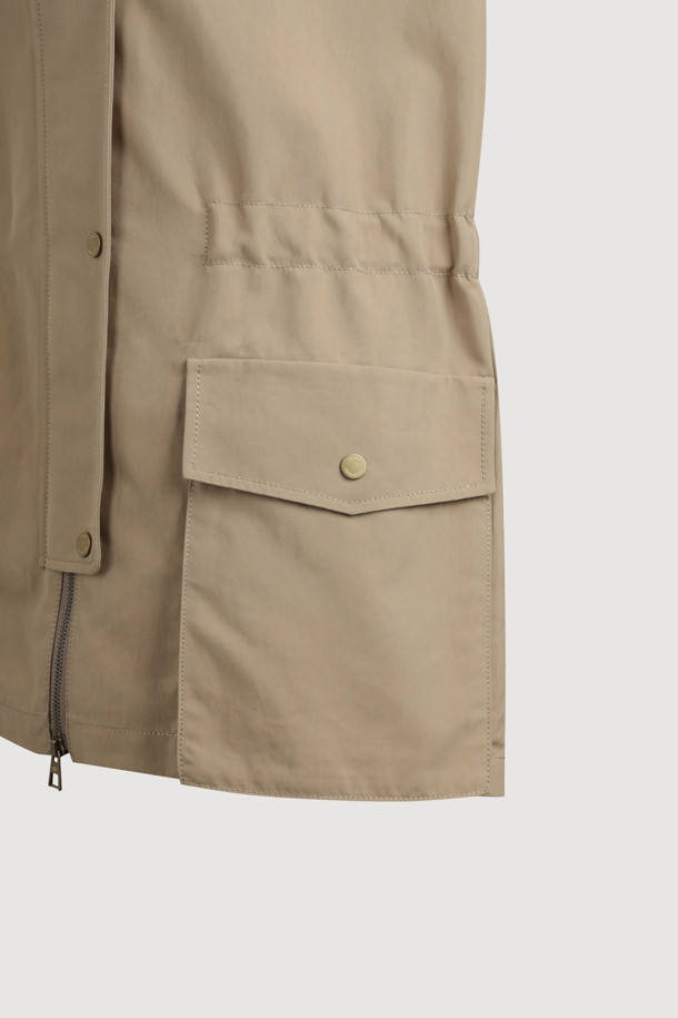 가죽 칼라 스트링 점퍼는 여성 의류로, 베이직하면서도 시크한 스타일을 연출합니다. 봄, 가을에 어울리는 이 점퍼는 레더 칼라와 버클 스트랩, 포켓 디테일로 포인트를 더했습니다. 베이지와 블랙 두 가지 색상으로 출시되었으며, 크롭 기장과 레귤러 핏으로 편안하게 착용할 수 있습니다. 지퍼와 스냅 여밈 방식의 반소매 디자인으로, 데이트룩, 모임룩, 쇼핑룩 등 다양한 TPO에 활용 가능합니다.
