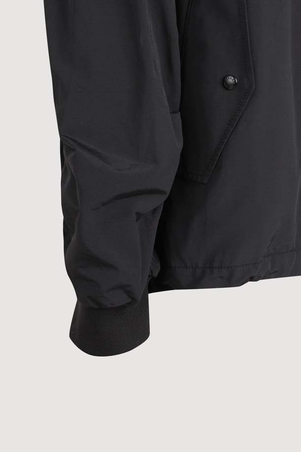 스터드 포인트 빅 자수 봄버 점퍼는 캐주얼, 스포티 스타일을 연출하기 좋은 아우터입니다. 블랙 컬러의 오버핏 점퍼로, 일상복으로 활용하기 좋습니다. 봄 시즌에 어울리는 긴소매 기장이며, 지퍼와 스냅으로 여밈이 가능합니다. 하이넥 디자인과 러플 디테일, 플랩 포켓, 소매 시보리, 밑단 스트링 등의 특징을 갖추고 있습니다. 자수 패턴이 돋보이며, 동네 마실룩, 봄 소풍룩, 여행룩 등 다양한 TPO에 매치하기 좋습니다.
