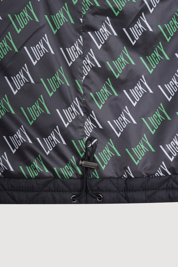 데님 라인 다운 베스트는 가을, 겨울철 캐주얼 스타일을 완성하는 필수 아이템입니다. 블랙, 네이비 두 가지 색상으로 출시되어 어떤 옷에도 쉽게 매치할 수 있습니다. 얇은 두께감의 나일론 소재에 가벼운 패딩 충전재를 사용하여 편안한 착용감을 선사합니다. 데님 라인 포인트와 가슴, 사이드 포켓 디테일이 돋보이며, 레귤러핏으로 제작되어 활동성을 높였습니다. 동네 마실룩이나 겨울 데일리룩으로 활용하기 좋은, 미니멀한 스타일의 패딩 베스트입니다.
