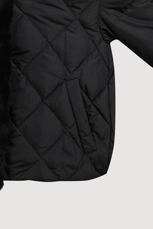 밍크 퍼 라인 거위털 점퍼는 겨울철 데일리룩에 잘 어울리는 여성용 아우터입니다. 부드러운 촉감의 블랙 컬러 무지 디자인으로, 미니멀하고 클래식한 스타일을 연출합니다. 밍크 퍼 라인 네크라인과 앤틱 스냅 버튼, 양옆 포켓 디테일이 돋보이며, 밑단 스트링 조절로 핏을 조절할 수 있습니다. 두꺼운 두께감의 구스다운 충전재로 보온성을 높였으며, 긴 소매 기장과 레귤러 핏으로 편안하게 착용 가능합니다.
