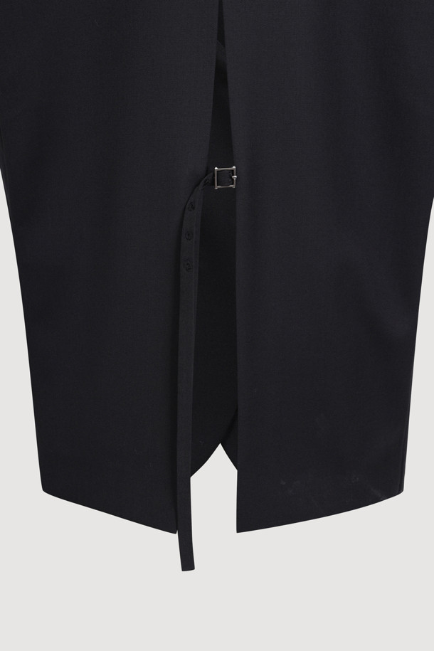 턱 포인트 백 스트랩 베스트 (블랙)는 미니멀하고 베이직한 스타일의 여성용 베스트입니다. 사계절 활용 가능하며, 데이트룩과 모임룩에 잘 어울립니다. 힙라인 기장의 민소매 디자인으로, 턱 디테일과 백 스트랩으로 포인트를 주어 세련된 느낌을 줍니다. 버튼 여밈 방식으로 사이즈 조절이 가능하며, 다양한 스타일 연출에 용이합니다. 블랙 컬러로 어떤 옷에도 매치하기 쉬워 활용도가 높습니다.
