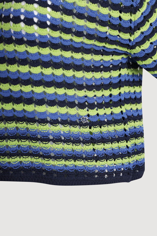 컬러 믹스 크로셰 풀오버는 네이비, 그린, 블루 컬러 배색의 여성용 니트/스웨터입니다. 봄, 여름 시즌에 어울리는 반소매 기장의 레귤러핏 상의로, 캐주얼한 스타일을 연출합니다. 부드러운 촉감의 니트 소재에 크로셰와 스트라이프 패턴이 돋보이며, 라운드넥 디자인과 리브 짜임 마감, 통기성이 특징입니다. 동네 마실룩이나 카페룩, 캐주얼, 미니멀, 클래식 스타일을 선호하는 분들께 추천합니다.
