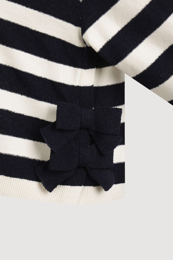 블랙과 화이트 스트라이프 패턴의 사이드 리본 니트 풀오버입니다. 부드러운 울 소재로 제작되어 가을, 겨울철 따뜻하게 착용 가능하며, 루즈핏과 라운드넥 디자인으로 편안한 착용감을 선사합니다. 양옆 트임과 립 조직 디테일, 사이드 리본으로 포인트를 더해 캐주얼하면서도 베이직한 스타일을 연출합니다. 긴 소매 기장과 두꺼운 두께감으로 겨울 데일리룩에 적합하며, 아울렛 전용 제품으로 만나보실 수 있습니다.
