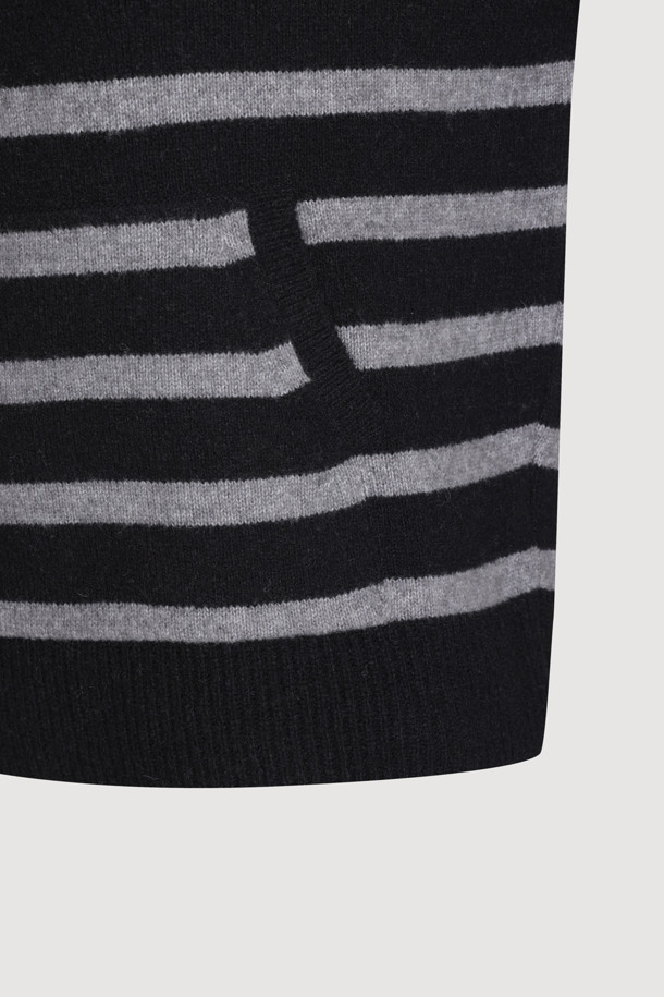 **Stripe Sailor Collar Knit (스트라이프 세일러 칼라 니트)**

가을, 겨울 시즌을 위한 여성 니트/스웨터입니다. 부드러운 촉감의 니트 소재로 제작되었으며, 블랙과 그레이 두 가지 색상으로 만나보실 수 있습니다. 레귤러 핏과 긴 소매 기장, 두꺼운 두께감으로 따뜻하게 착용 가능하며, 캥거루 포켓과 리브 마감 디테일이 돋보입니다. 페미닌, 캐주얼 스타일 모두 소화 가능하며, 브랜드 로고 자수가 은은하게 포인트가 되어줍니다. 세일러 칼라와 스트라이프 패턴의 조화가 돋보이는 데일리 니트입니다. 
