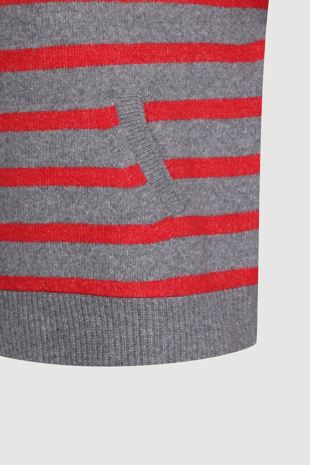 그레이와 레드의 스트라이프 패턴이 돋보이는 스트라이프 세일러 칼라 니트입니다. 부드러운 촉감의 니트 소재로 제작되어 가을, 겨울 시즌 따뜻하게 착용하기 좋습니다. 캥거루 포켓과 브랜드 로고 자수, 리브 마감 디테일이 더해져 캐주얼하면서도 페미닌한 무드를 연출합니다. 레귤러핏과 긴소매 기장으로 편안하게 데일리룩, 카페룩, 데이트룩 등 다양한 TPO에 활용하기 좋습니다. 보온성이 뛰어나 추운 날씨에도 따뜻함을 유지해 줍니다.
