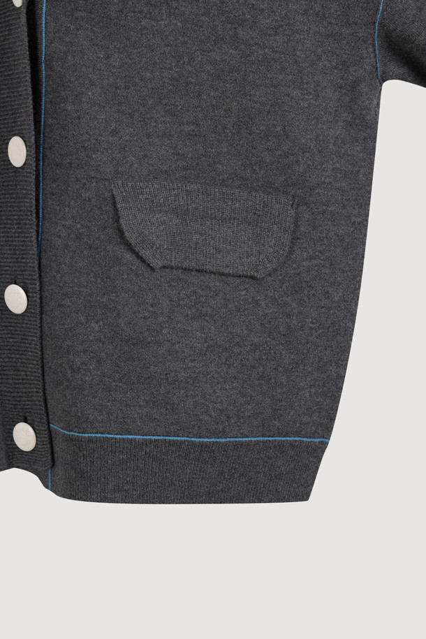 멜란지 그레이 컬러의 리버서블 도트 니트 가디건입니다. 울 소재로 제작되어 부드러운 촉감과 따뜻함을 선사하며, 가을, 겨울 시즌 데일리룩에 활용하기 좋습니다. 브이넥 디자인과 레귤러핏으로 클래식하고 캐주얼한 스타일을 연출하며, 안감에는 도트 패턴이 적용되어 있습니다. 2WAY 스타일링이 가능하여 다양한 분위기로 연출할 수 있으며, 양옆 포켓과 버튼 여밈 디테일로 실용성을 더했습니다. 겨울 동네 마실룩이나 카페룩으로 편안하게 착용해보세요.
