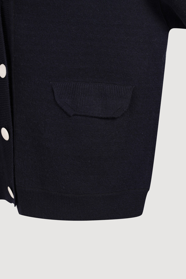 네이비 컬러의 리버서블 도트 니트 가디건입니다. 울 소재로 제작되어 부드러운 촉감을 선사하며, 봄, 가을, 겨울 세 계절 모두 활용 가능합니다. 레귤러 핏과 라운드넥 디자인으로 캐주얼하고 베이직한 스타일을 연출할 수 있습니다. 도트 무늬와 무지 디자인을 한 면씩 사용하여 2WAY 스타일링이 가능하며, 양옆 포켓으로 실용성을 더했습니다. 두꺼운 두께감으로 겨울철 데일리룩에 따뜻함을 더해줄 아이템입니다.
