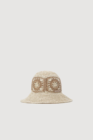 Flower Motive Lettering Wappen Lapia Hat (light beige)