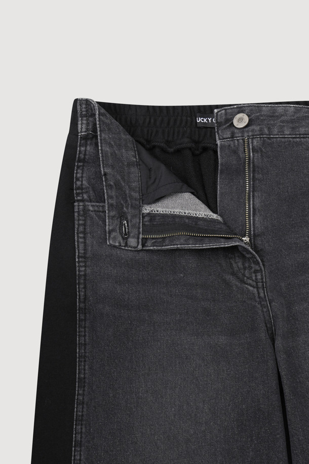 [Re-Order] 저지 믹스 백 밴딩 데님 팬츠 (블랙)는 여성 고객을 위한 캐주얼 데님 팬츠입니다. 봄, 가을, 겨울 계절에 착용하기 좋으며, 와이드핏과 루즈핏으로 편안한 착용감을 선사합니다. 무지, 로고, 스티치 패턴이 돋보이며, 뒷밴딩 디자인으로 활동성을 높였습니다. 데님과 저지 소재의 믹스 매치로 유니크한 스타일을 연출하며, 리벳, 자수, 술 풀림 등의 디자인 장식이 더해져 섬세함을 더했습니다. 맥시 기장의 긴 바지로 다양한 스타일을 소화할 수 있습니다.
