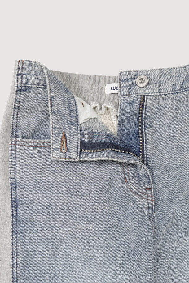 [Re-Order] Jersey Mix 백 밴딩 데님 팬츠 (블루)는 캐주얼, 스트리트, 미니멀 스타일을 모두 아우르는 여성용 데님 팬츠입니다. 부드러운 촉감의 데님과 면 혼방 소재로 제작되었으며, 릴랙스 핏과 루즈핏으로 편안함을 강조했습니다. 뒷밴딩 처리로 활동성을 높였으며, 밑단 술 풀림과 스티치 자수, 포켓, 소재 믹스, 리벳 등의 디테일이 돋보입니다. 톤 다운된 블루 컬러와 와이드 핏, 맥시 기장으로 어떤 상의와도 훌륭한 조화를 이루어, 봄, 가을, 사계절 내내 활용하기 좋은 아이템입니다.
