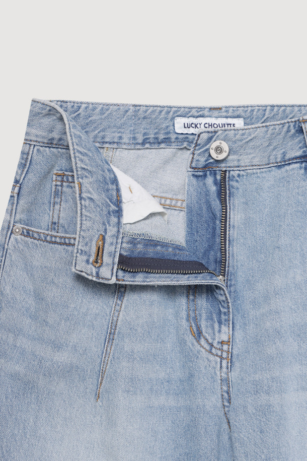 [Re-Order] 세미 와이드 데님 팬츠(라이트 블루)는 여성용 데님 팬츠입니다. 캐주얼, 베이직 스타일로 일상과 캐주얼한 착용에 적합하며 봄, 여름, 가을 계절에 활용하기 좋습니다. 캣 브러쉬 워싱, 핫픽스 장식, 절개 라인, 스티치 자수 디테일이 돋보이며, 세미 와이드 핏과 루즈핏으로 편안한 착용감을 선사합니다. 라이트 블루 컬러의 긴 기장 데님 팬츠로, 캐주얼, 미니멀, 클래식 스타일을 연출하기 좋습니다.
