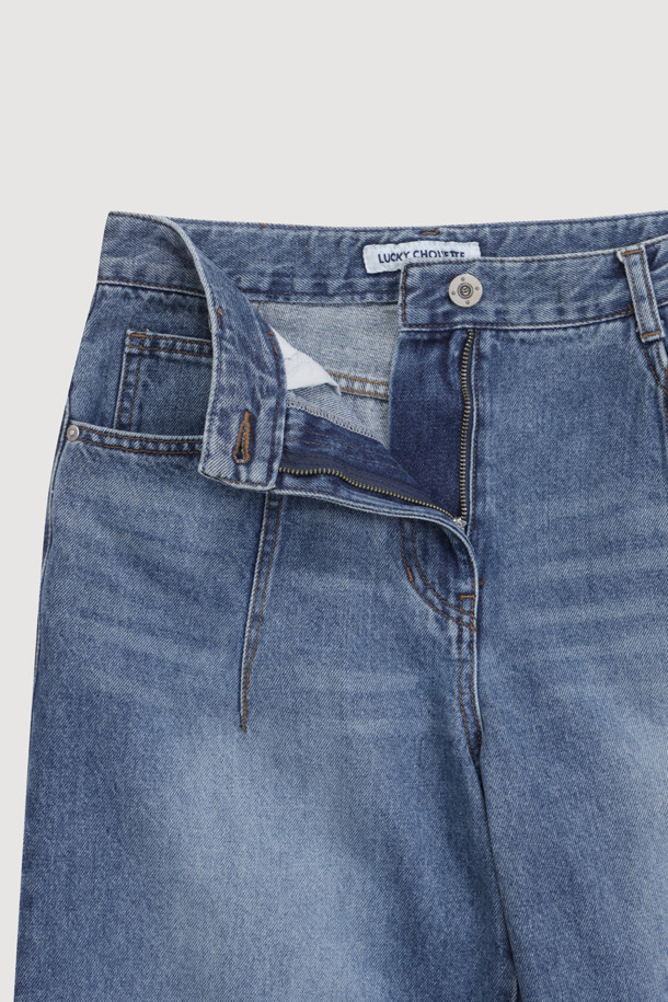 [Re-Order] 세미 와이드 데님 팬츠 (blue)는 여성용 데님 팬츠로, 캐주얼 및 스트릿 스타일을 연출하기 좋습니다. 봄, 가을, 겨울, 여름 사계절 내내 착용 가능하며, 긴 기장감과 루즈핏으로 편안한 착용감을 선사합니다. 무지 디자인에 캣 브러쉬 워싱, 핫픽스 장식, 절개 라인, 로고 캔톤, 리벳, 개발 스티치 자수 등 다양한 디테일이 돋보입니다. 세미 와이드 핏으로 다리 라인을 더욱 슬림하게 만들어주며, 데님과 면 혼방 소재로 제작되어 활동성과 스타일을 모두 만족시킵니다.
