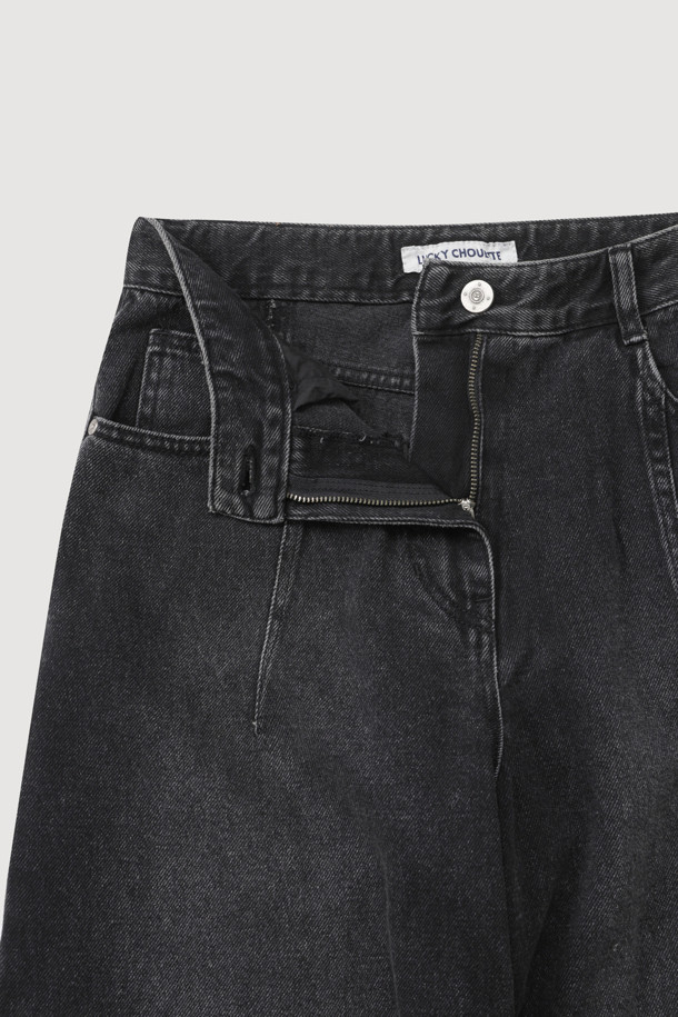 \[Re-Order] 세미 와이드 데님 팬츠(다크 그레이)는 여성용 데님 팬츠입니다. 캐주얼하고 미니멀한 스타일 연출에 적합하며, 무지 디자인에 캣 브러쉬 워싱과 핫픽스 장식, 스티치 자수, 절개 라인 등의 디테일이 돋보입니다. 루즈핏의 와이드한 핏으로 편안하면서도 스타일리시하게 착용할 수 있으며, 다크 그레이 컬러로 다양한 상의와 매치하기 용이합니다. 로고 캔톤과 리벳 등의 부자재로 퀄리티를 높였습니다.
