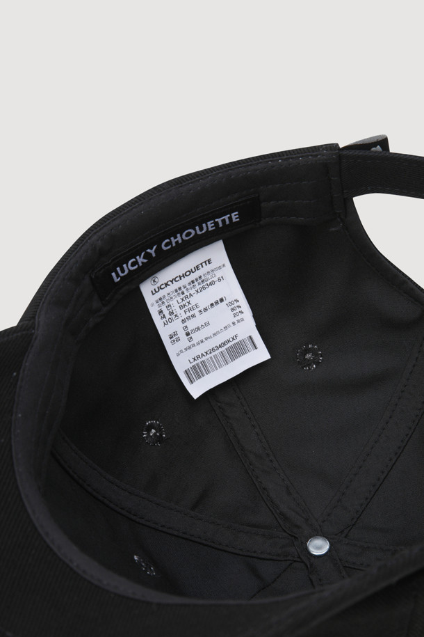 [Re-Order] 레터링 자수 볼캡 (블랙)은 일상에서의 편안함과 스타일을 동시에 만족시키는 모자입니다. 고밀도 10수 트윌 면 소재를 사용하여 사계절 내내 착용 가능하며, 블랙 컬러로 어떤 룩에도 쉽게 매치할 수 있습니다. 엠블럼, 라벨, 버클, 자수 디테일이 돋보이며, 레터링 패턴이 포인트를 더합니다. 사이즈 조절이 가능하여 남녀 공용으로 착용할 수 있으며, 산책룩, 캐주얼, 미니멀, 시티보이 스타일 연출에 적합합니다.
